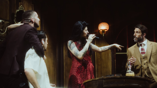 Jefa, madre y actriz: Cazzu inauguró la era Latinaje en vivo con un show que combinó arte y musicalidad