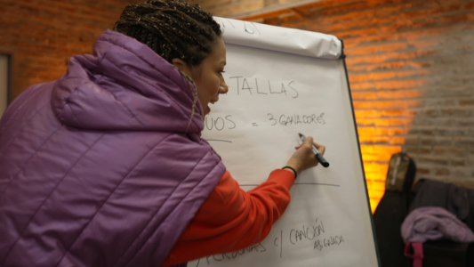 El intento fallido de Milena Salamanca de explicar las próximas etapas de La Voz Argentina 2025