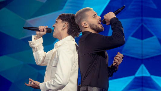 Casi no sube al escenario, se olvidó la letra y su compañero lo salvó en vivo