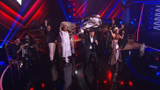 Soledad le enseñó a Nico Occhiato a revolear el poncho