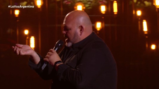 Emiliano Villagra se hizo un "machete" con la letra de la canción