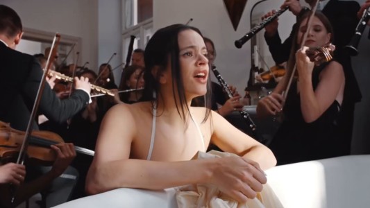 Rosalía presentó "Berghain", el primer single de LUX donde muestra su faceta de soprano