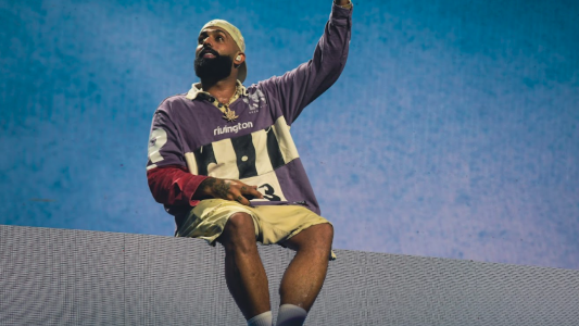 Temas a la carta, invitados estratégicos y el estreno de una canción: el paso de Eladio Carrion en Argentina