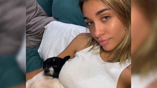 María Becerra reveló el motivo por el que sus perros viajan en avión privado: "En un asiento cada uno"