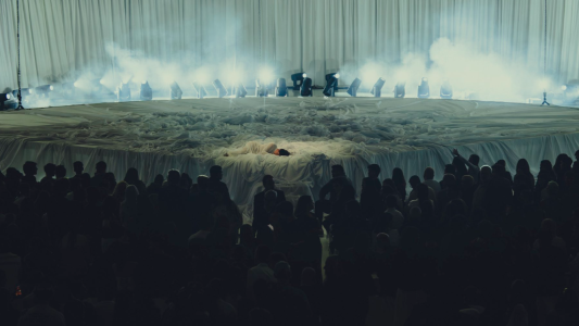 Rosalía brindó una performance hipnótica en Barcelona: fingió ser una escultura durante dos horas