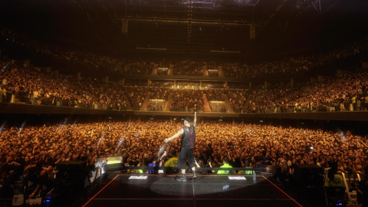 Duki subió a una fan al escenario, le cantó el "Feliz cumple" e interpretó junto a ella un himno del trap nacional