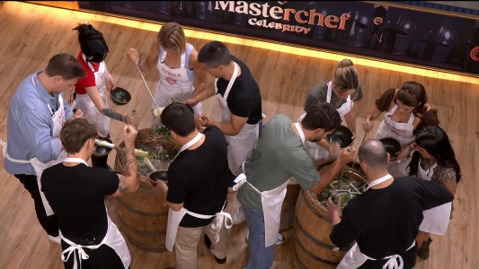 Un desafío con toneles definió el beneficio de la noche en Masterchef Celebrity