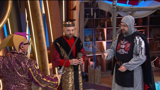 Los chefs viajaron al pasado y protagonizaron una divertida escena medieval en Masterchef Celebrity
