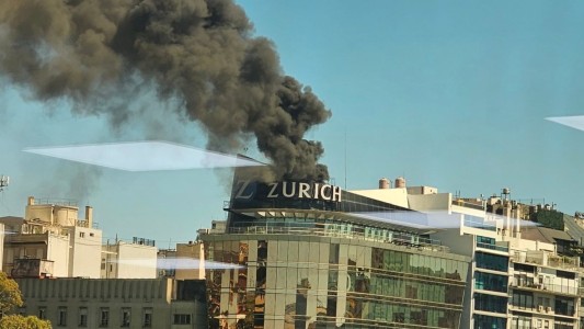 Voraz incendio en un edificio de Microcentro: más de 200 personas evacuadas