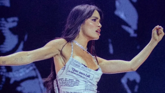 El osado vestido de Lali Espósito con frases de odio que revolucionó el Cosquín Rock