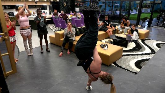 Clases de pole dance en la casa de Gran Hermano Generación Dorada
