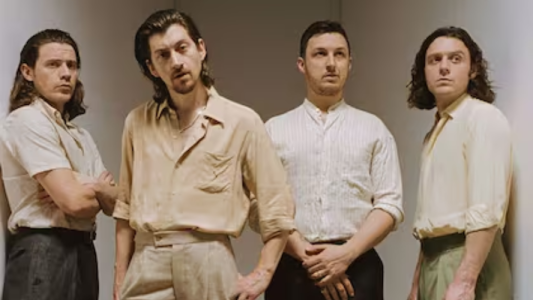 Arctic Monkeys rompe el silencio: Lanzarán nueva canción para ayudar a niños víctimas de la guerra