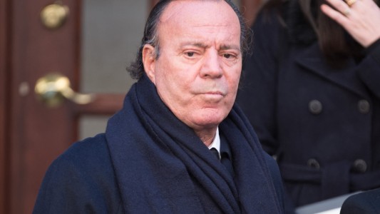 Julio Iglesias publicó chats con las empleadas que lo denunciaron por agresión sexual: "Te quiero mucho, profesor"