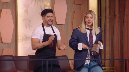 Radio Puchetta: Ariel cantó desde el balcón y Wanda se animó a acompañar