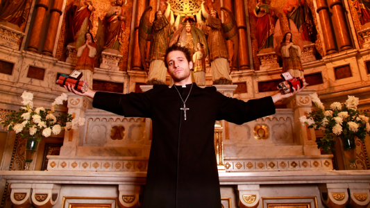 La primera imagen de Wos como sacerdote para "Magnetizado", la nueva película de Luis Ortega