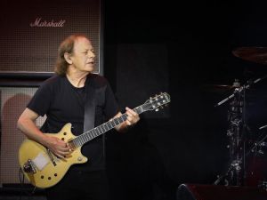 El guitarrista de AC/DC está internado en Buenos Aires: la banda toca el lunes en River