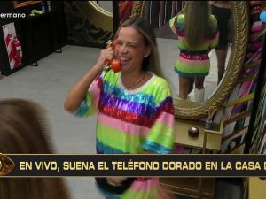 El teléfono dorado invitó a una pareja inusual a pasar una "noche hot"