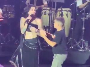 Un nene irrumpió en el escenario de Cazzu: el gesto de la jefa que se llevó todos los aplausos