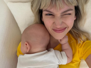 Úrsula Corberó mostró su intimidad como mamá primeriza junto al Chino Darín