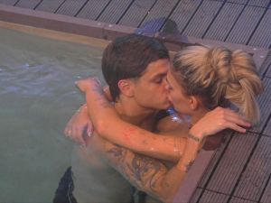 Zunino y Nenu juegan a lo imposible al tratar de ocultar sus besos en Gran Hermano
