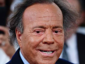 La fiscalía española archivó la denuncia contra Julio Iglesias por delitos sexuales y trata de personas