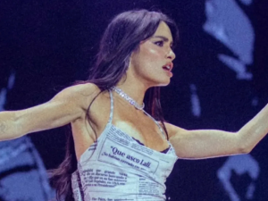 El osado vestido de Lali Espósito con frases de odio que revolucionó el Cosquín Rock