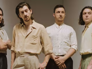 Arctic Monkeys rompe el silencio: Lanzarán nueva canción para ayudar a niños víctimas de la guerra