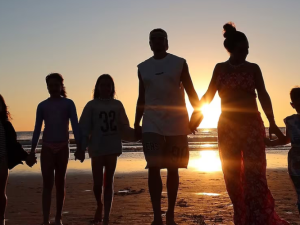 Atardeceres y juegos en familia: Las últimas vacaciones de Cami Homs antes del nacimiento de Aitana