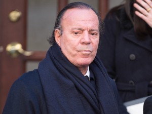 Julio Iglesias publicó chats con las empleadas que lo denunciaron por agresión sexual: "Te quiero mucho, profesor"