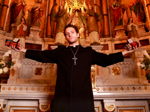 La primera imagen de Wos como sacerdote para "Magnetizado", la nueva película de Luis Ortega