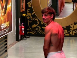 Zunino no discrimina a la hora de "tirotear" mujeres y lo destrozaron a sus espaldas